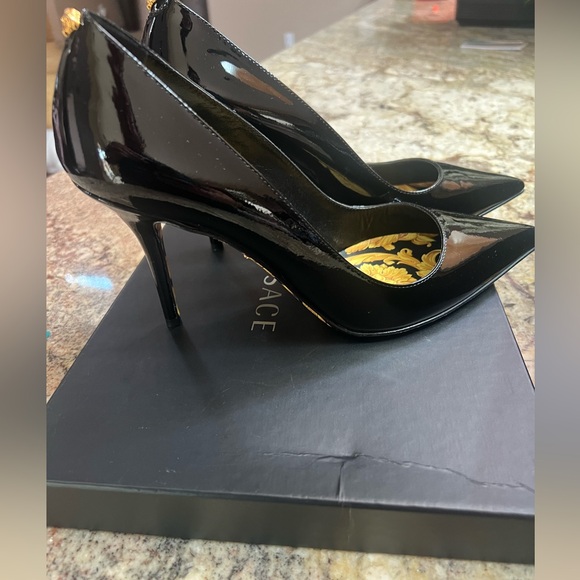 Versace Patent Pump, 100% authentic - Picture 5 of 6